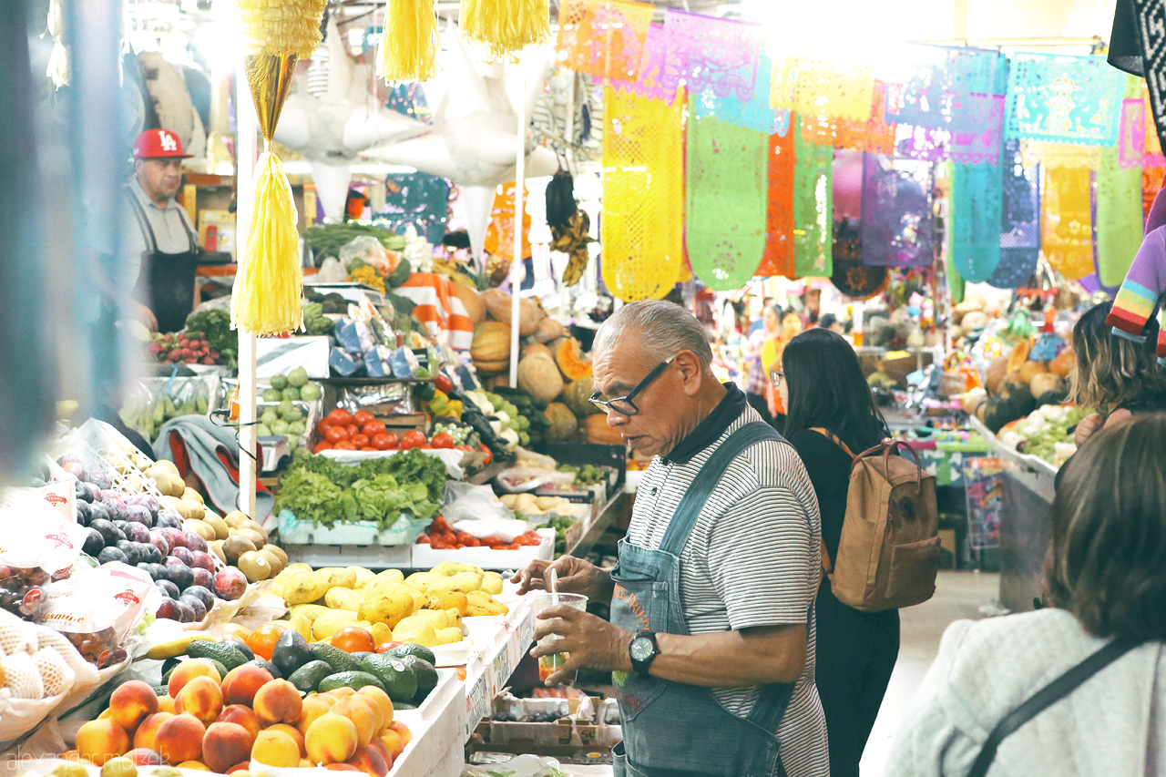 Foto von Bustling market life amidst vibrant papel picado in the heart of Coyoacán, Mexico City.