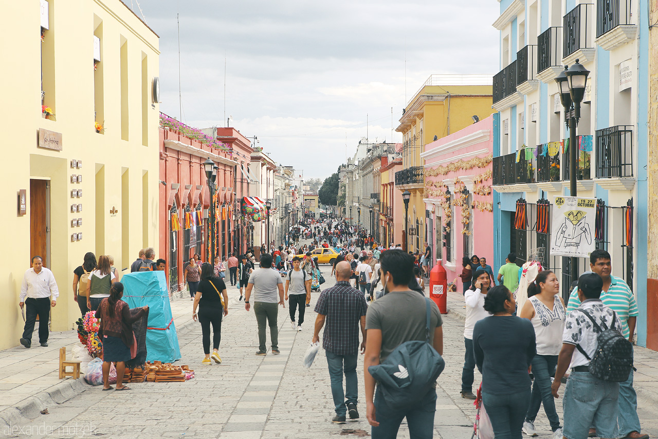 Foto von Bustling streets of Oaxaca de Juárez, with colorful buildings and vibrant local life.