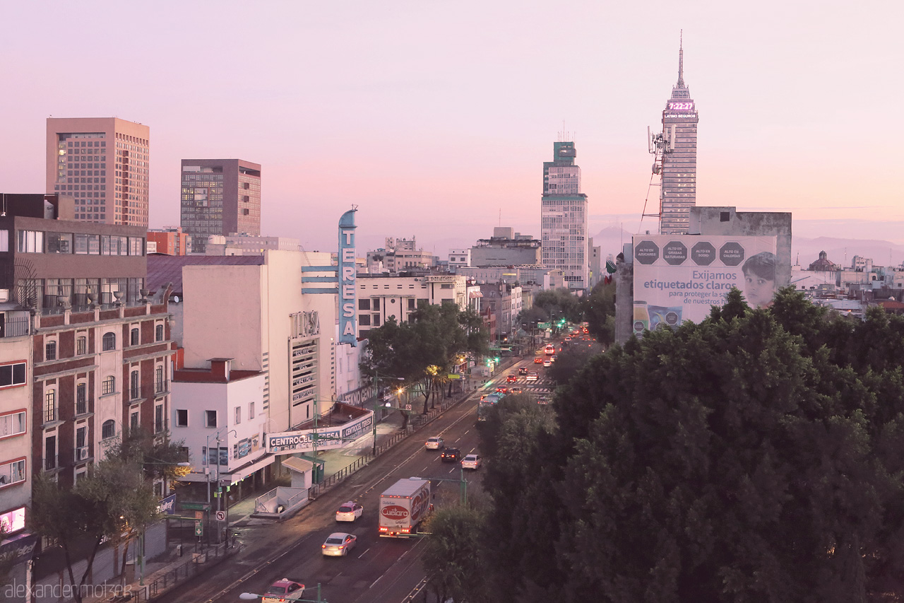 Foto von Dusk descends on Mexico City, with pastel skies above bustling streets and iconic architecture.