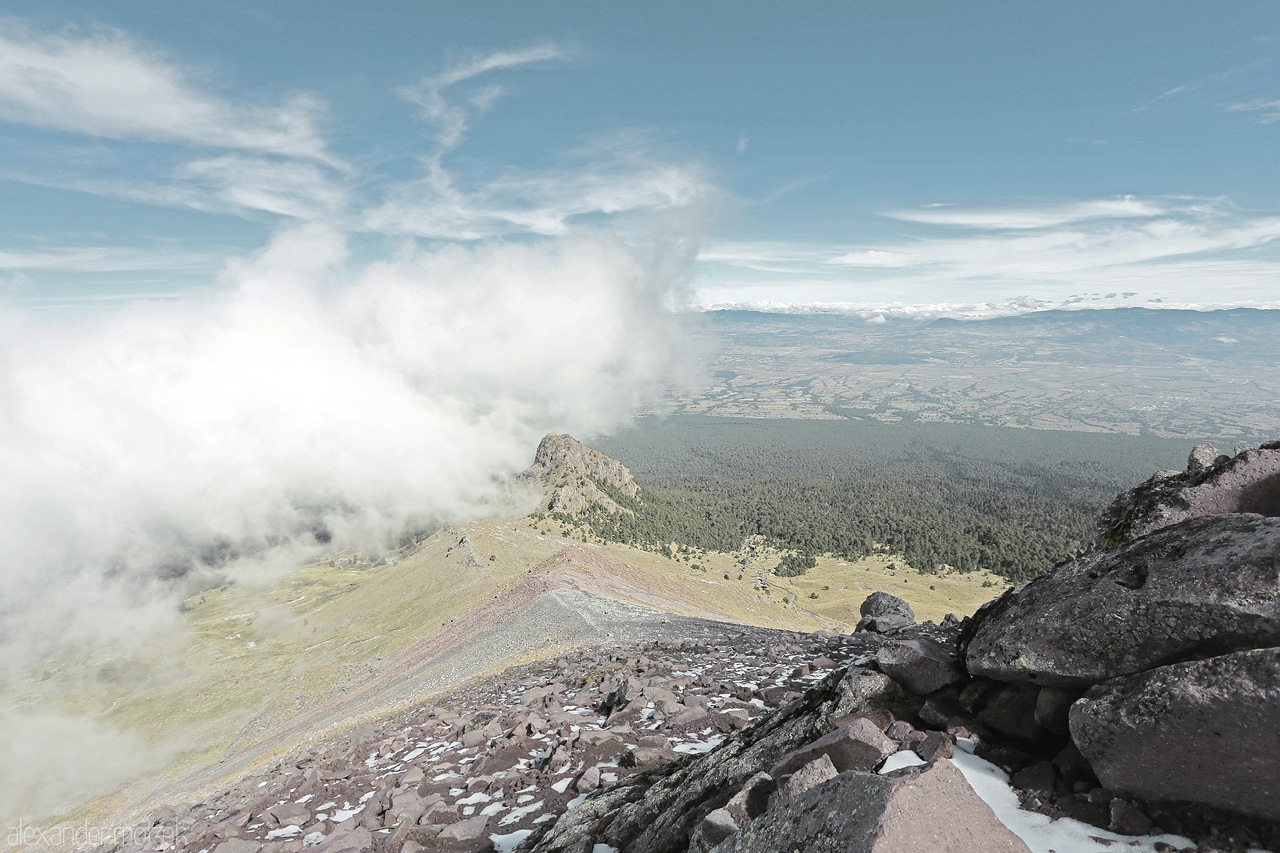Foto von Majestic Malinche peak piercing the clouds, overlooking Puebla's expansive vistas.