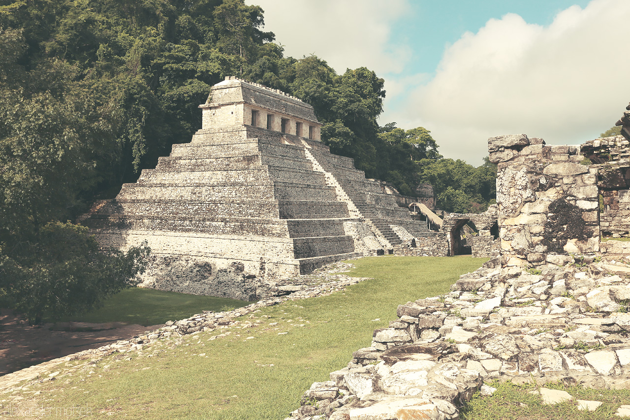 Foto von Majestic Maya ruins of Palenque amidst the lush Chiapas jungles, evoking ancient mysteries.