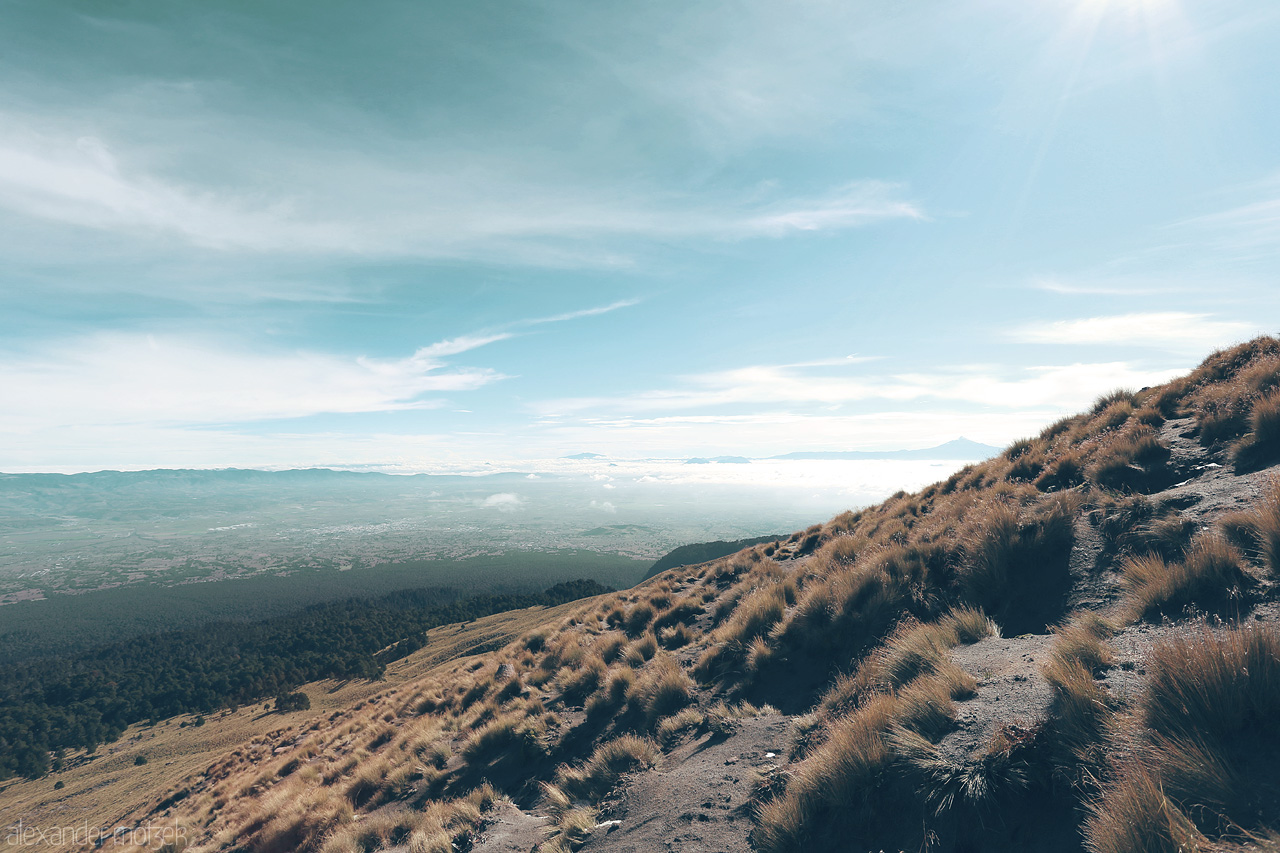 Foto von Sweeping vistas from La Malinche's slopes, revealing Puebla's rugged beauty beneath a vast sky.