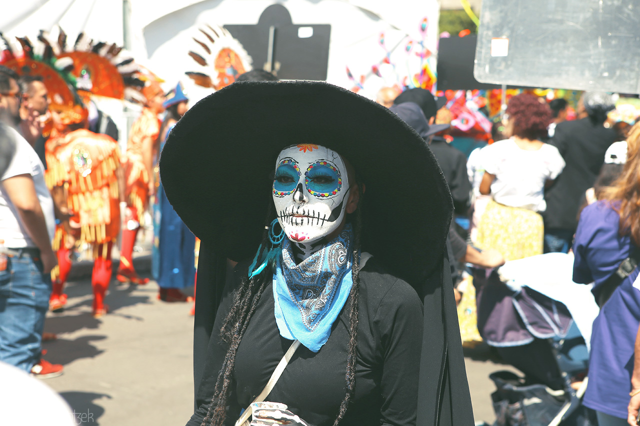 Alma Mexicana Foto von Vibrant Catrina in Cuauhtémoc – a reverent nod to Mexico's spirited culture amid a lively street festival.