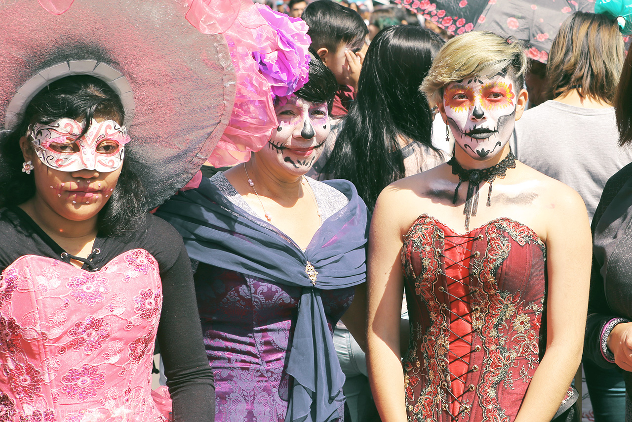 Foto von Vibrant participants in skeleton makeup at a cultural festival in Mexico City's bustling Zócalo.