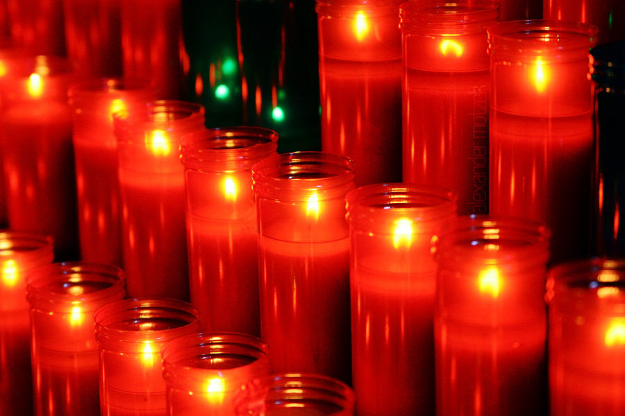 Montserrat - Candles Foto von Montserrat Kerzen Andacht Kirche