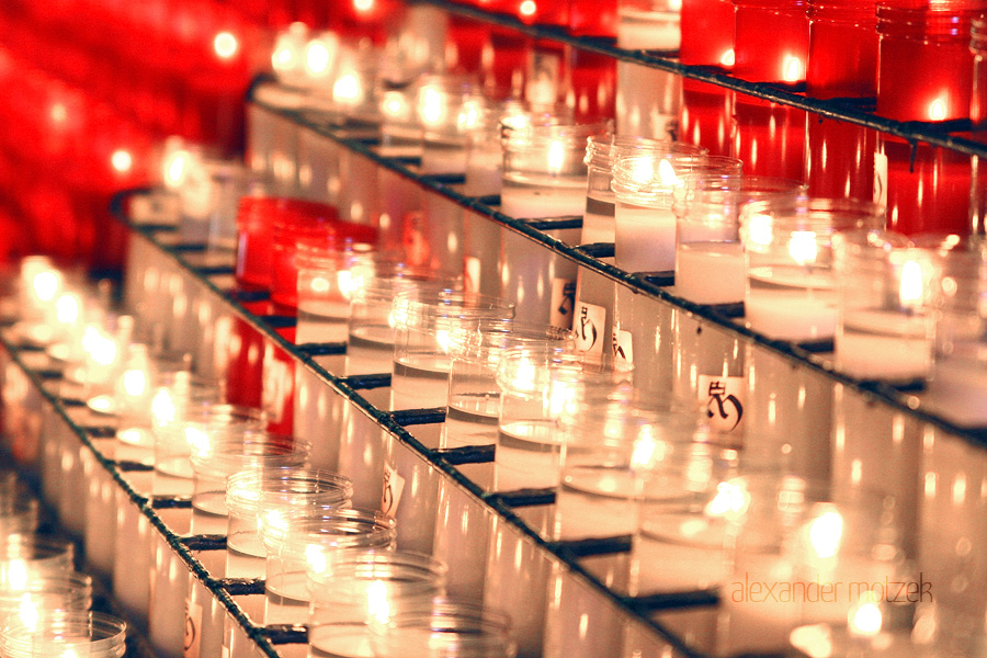 Montserrat - Candles Foto von Montserrat Kerzen Andacht Kirche