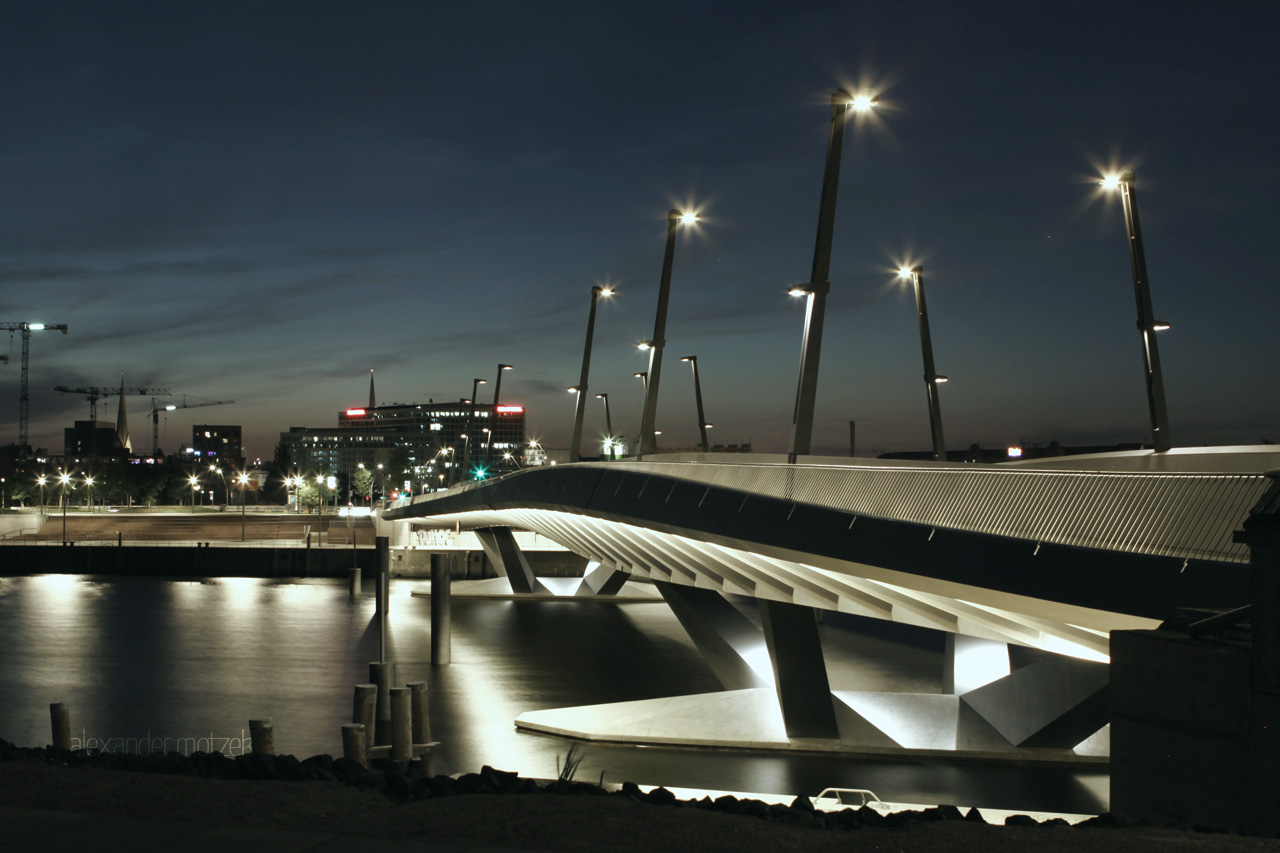 Foto von Brücke in der Hafencity bei Nacht mit Spiegel Gebäude im Hintergrund