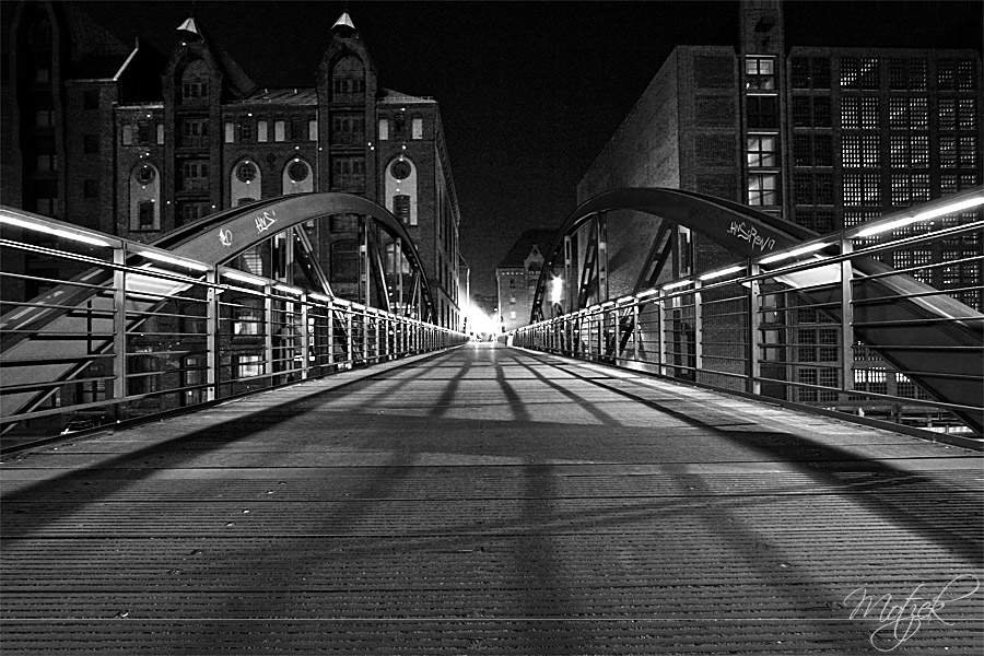 Foto von Brücke in der Hafencity mit Scheinwerfern im Hintergrund