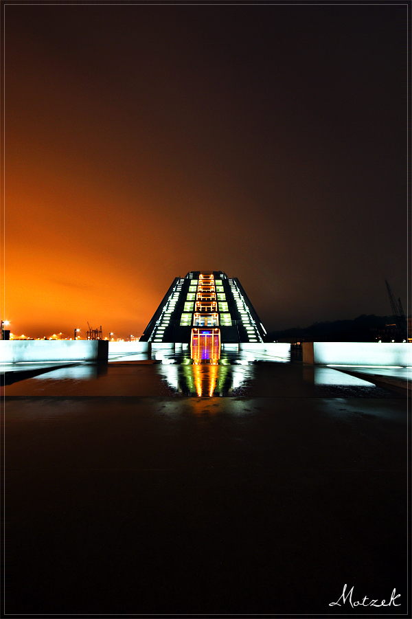 Foto von Dockland in Hamburg bei Nacht mit orange beleuchteten Himmel