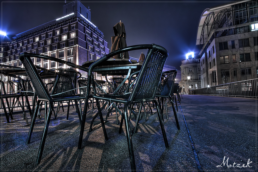 Foto von Hamburg Nacht Stühle vor Steigenberger