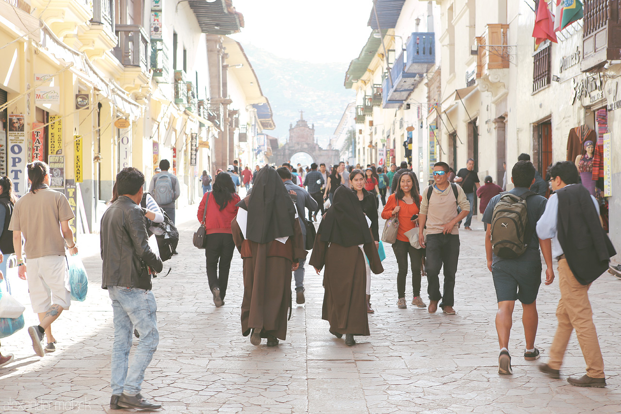 Cusco Foto von Nonnen flanieren auf einer Straße in Cusco