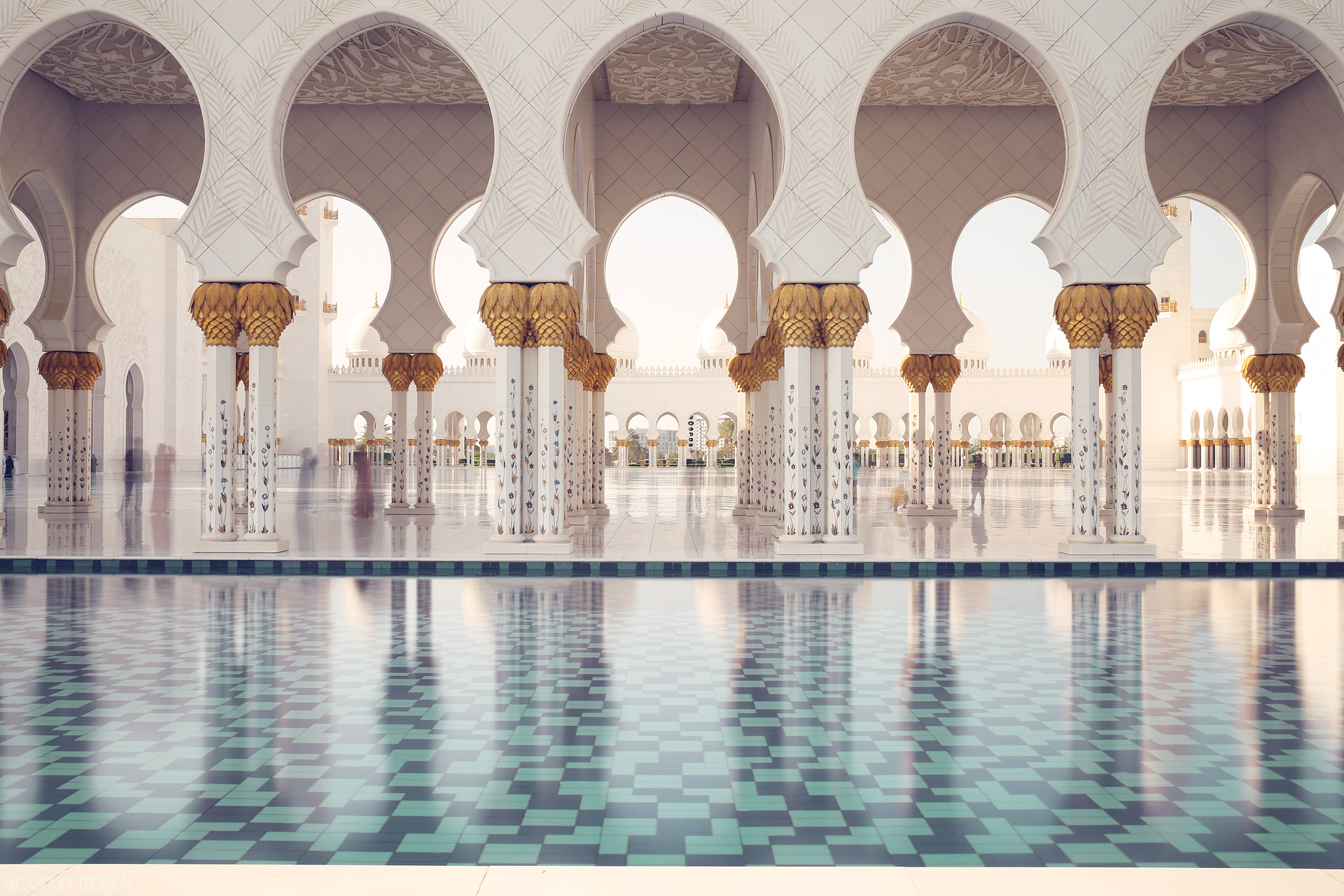 Noor Arches: Al Rawdah Foto von Ornate arches and golden palms shimmer above tranquil tiles at Sheikh Zayed Mosque, Al Rawdah, Abu Dhabi’s architectural masterpiece.