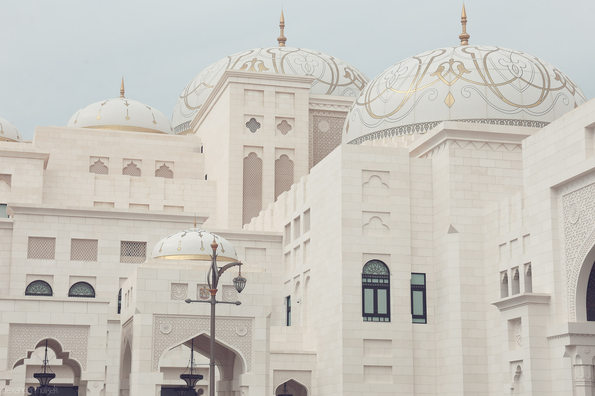 Domes of Dignity Foto von Ornate domes and intricate arabesques rise in serene harmony at Al Ras Al Akhdar, Abu Dhabi—an ode to Emirati grandeur.
