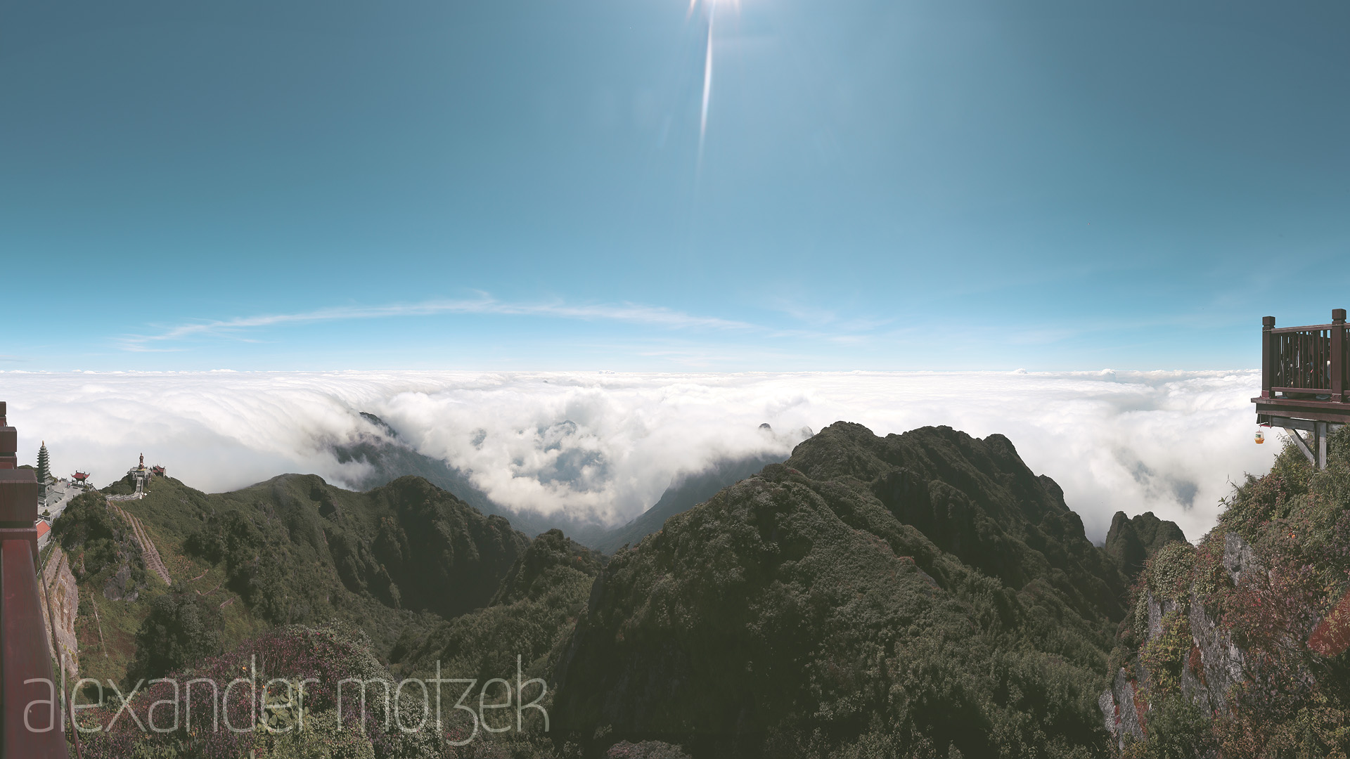 Foto von Pagodas and green peaks rise above a sea of clouds on Fansipan in Sapa, Vietnam—where earth meets sky in breathtaking beauty.