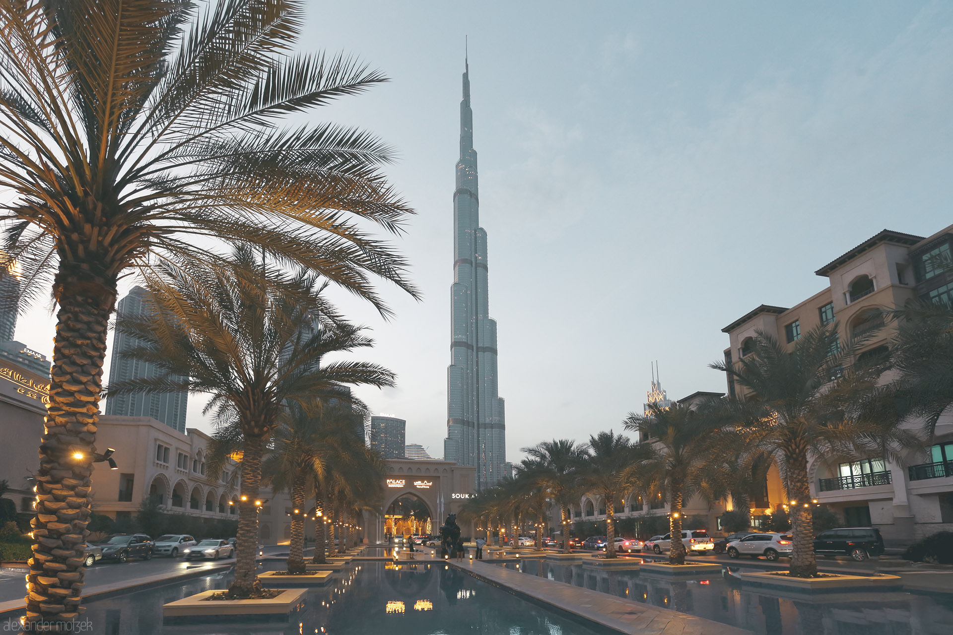 Majlis of Clouds Foto von Palm-lined oasis and twilight reflections frame the dazzling Burj Khalifa in Downtown Dubai, UAE.