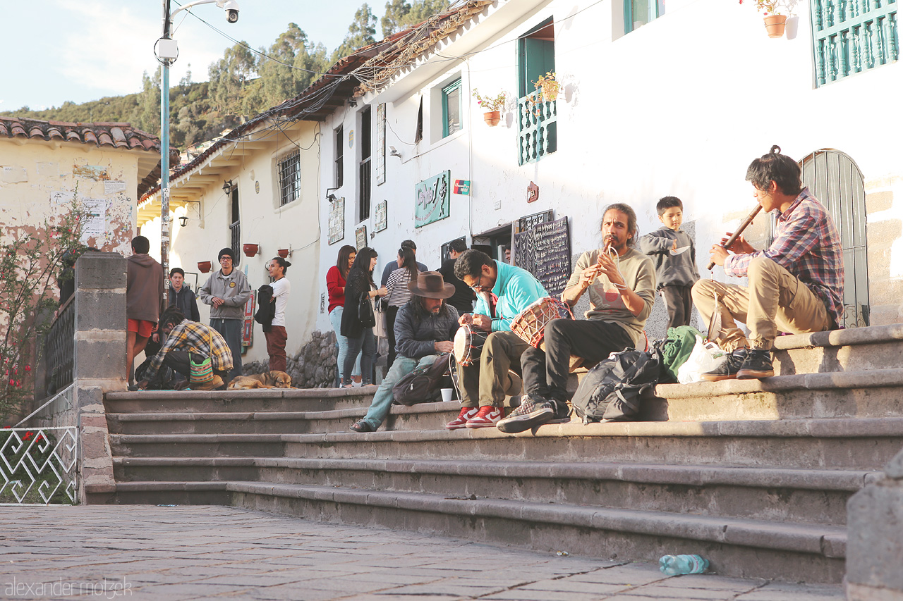 Cusco Plaza San Blas Foto von Panflötenspieler auf dem Platz Plaza San Blas in Cusco im Abendlicht
