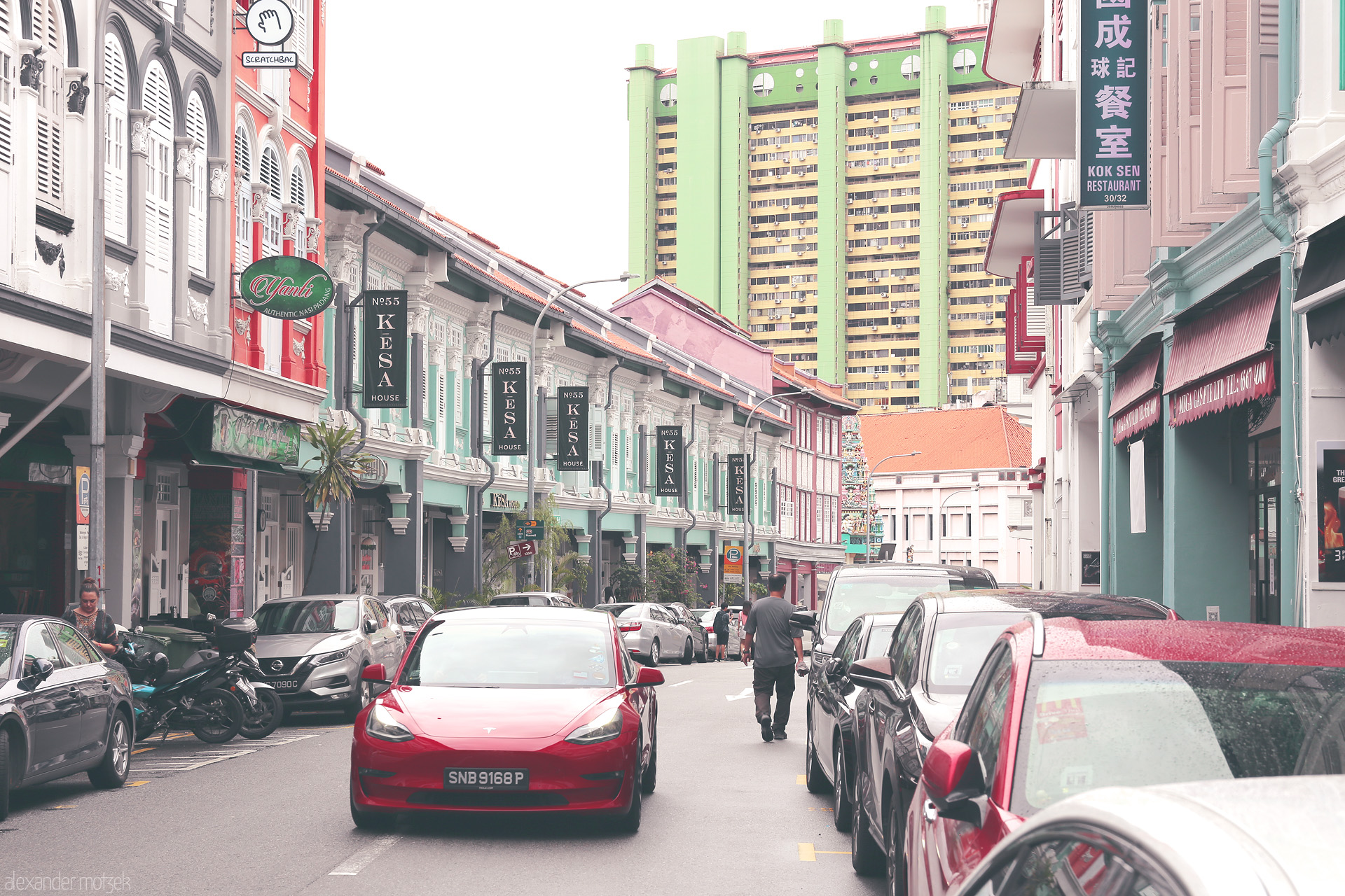 Foto von Pastel shophouses meet modern high-rise in Singapore's Kreta Ayer, where tradition and urban life blend on vibrant streets.