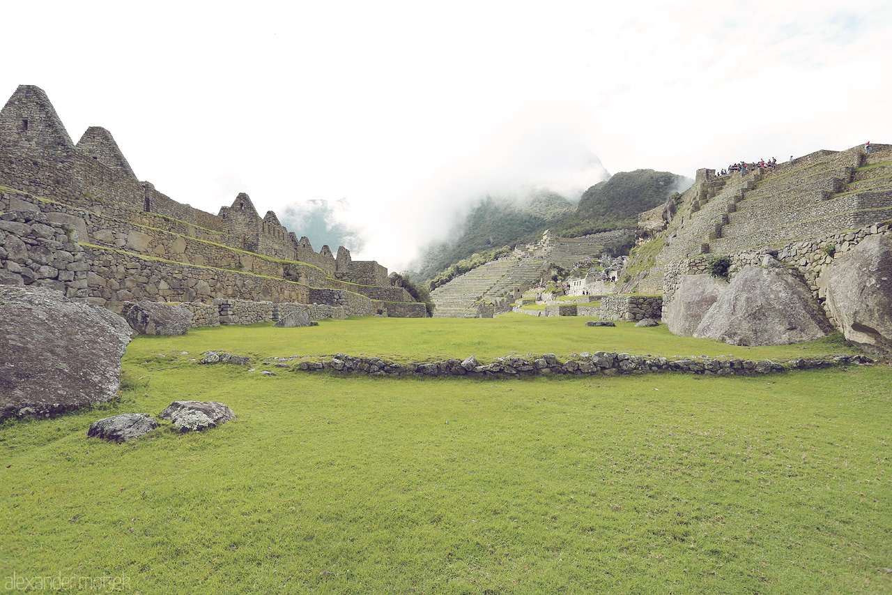 Foto von Großer freier Platz auf Machu Picchu mit Machu Picchu Mountain im Hintergrund