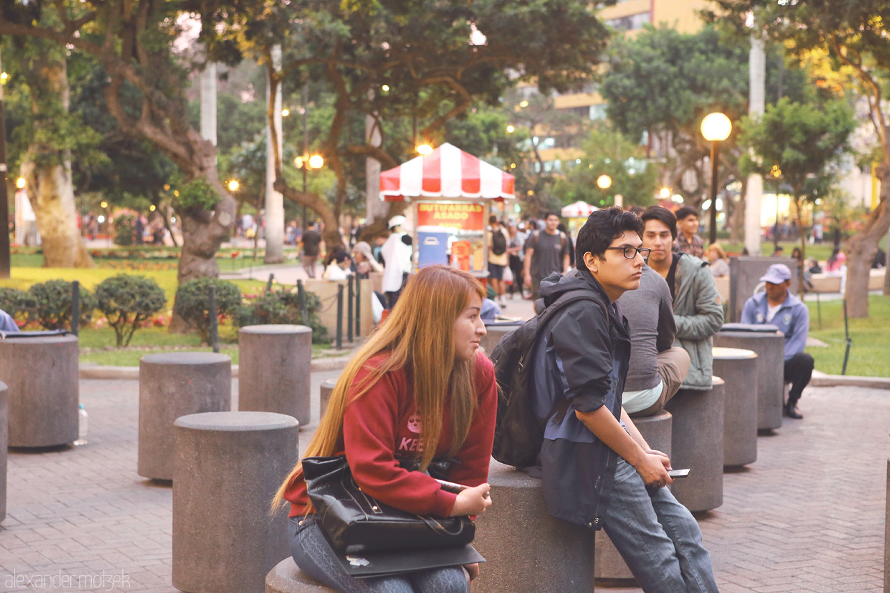 Foto von Leute entspannen am Abend im John F. Kennedy Park in Miraflores, Lima