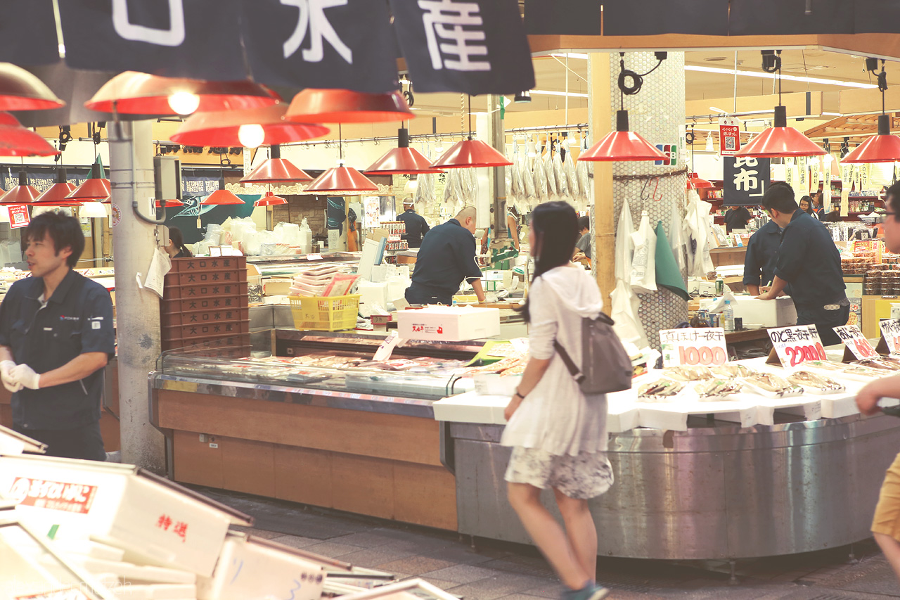 Omicho Foto von Riesige Auswahl an Delikatessen auf dem Frischemarkt Omicho in Kanazawa
