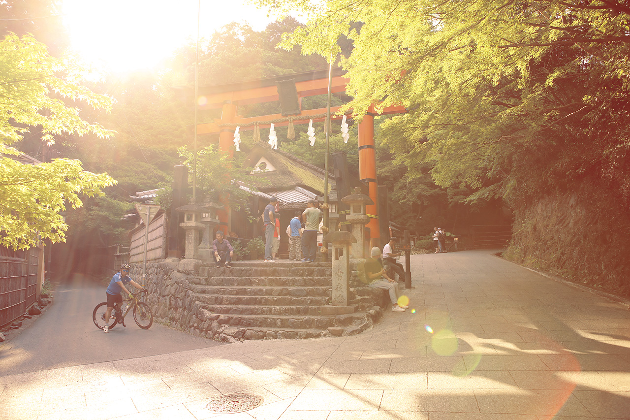 Hiranoya Foto von Riesiges orangenes Torii in Hiranoya