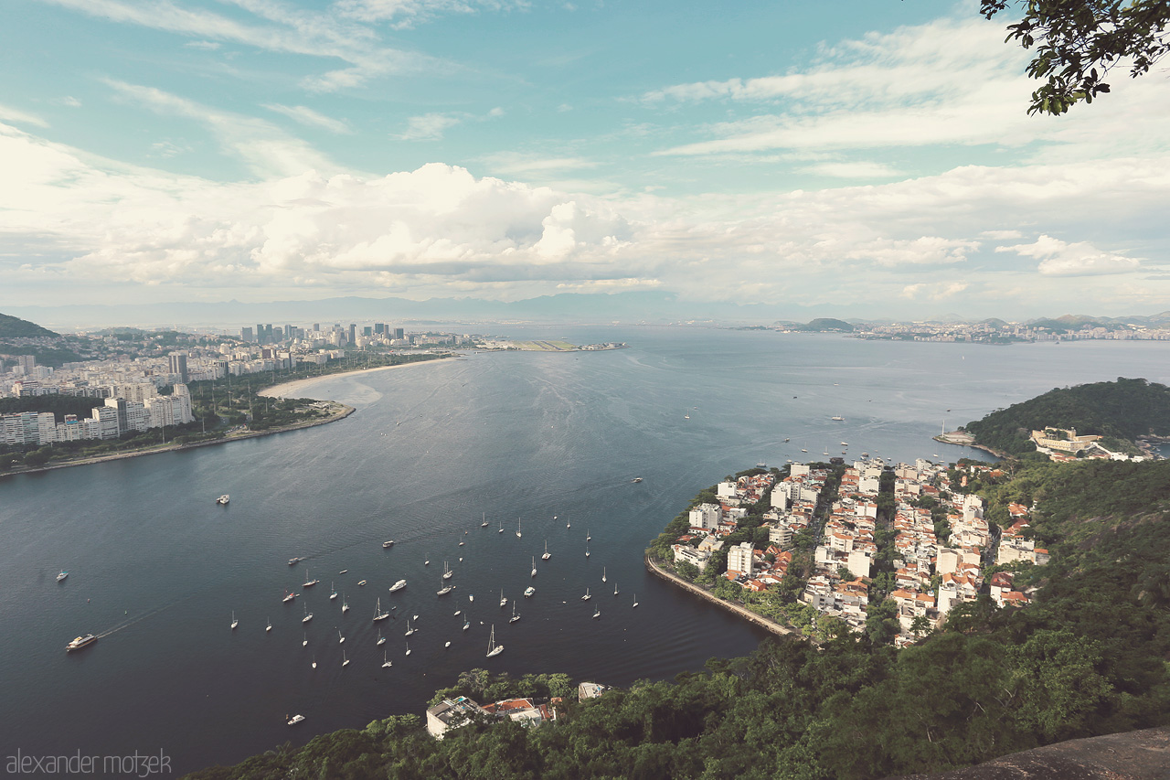 Carioca Canvas Foto von A breathtaking view over Rio de Janeiro, Brazil, with sailboats dotting the glistening bay and the city's vibrant life embracing the shore.