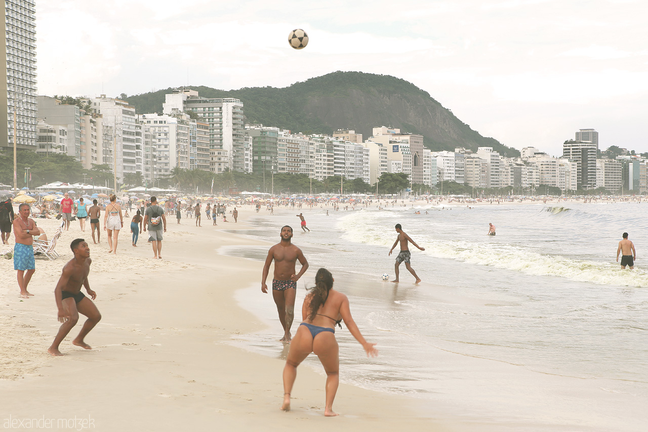 Foto von Fußball am Strand der Copabana