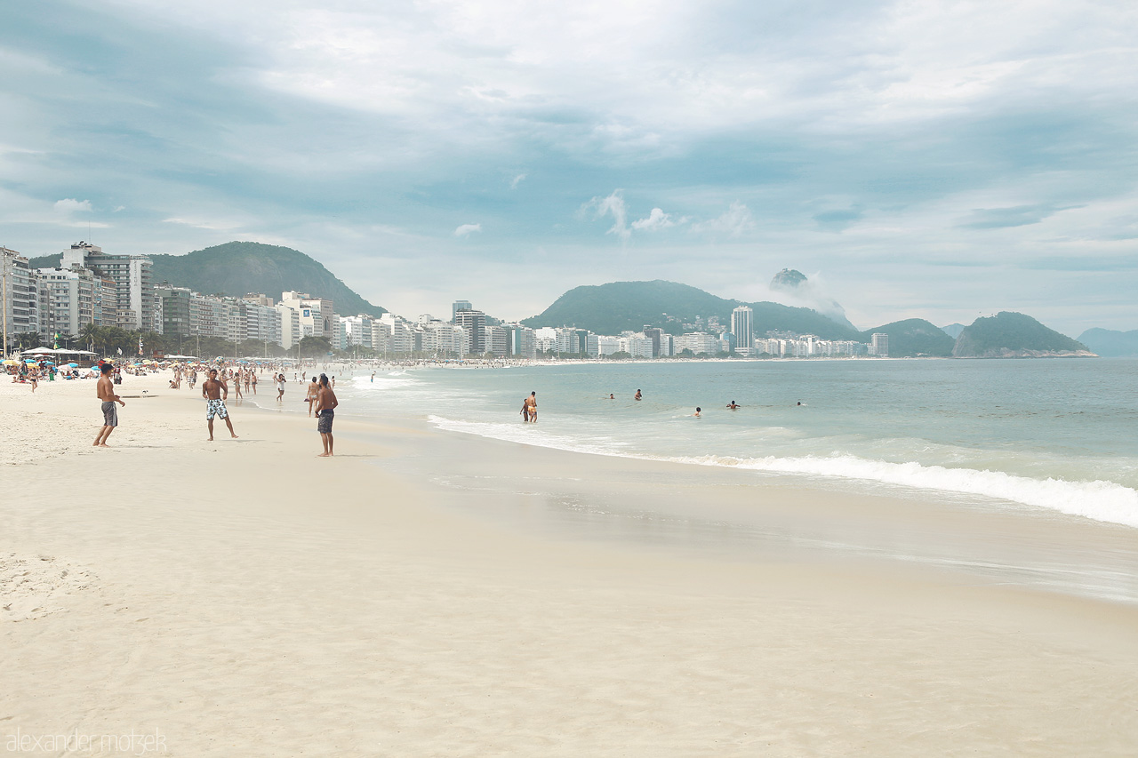 Copacabana Whisper Foto von Soft sands of Copacabana, Rio de Janeiro; a serene escape with lush hills and urban vibrance.