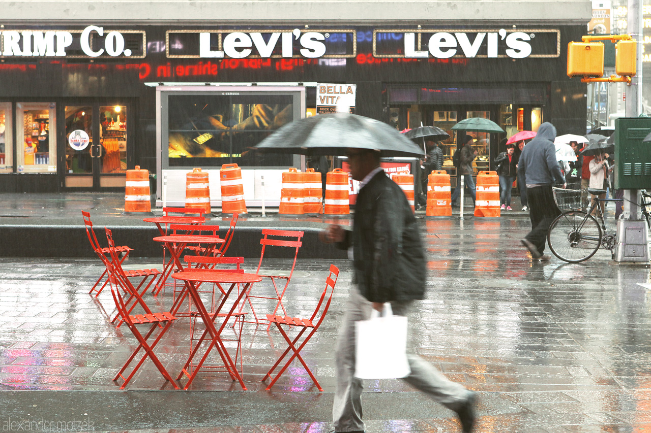 Rainy York City Foto von Rote Stuehle am Times Square in New York City