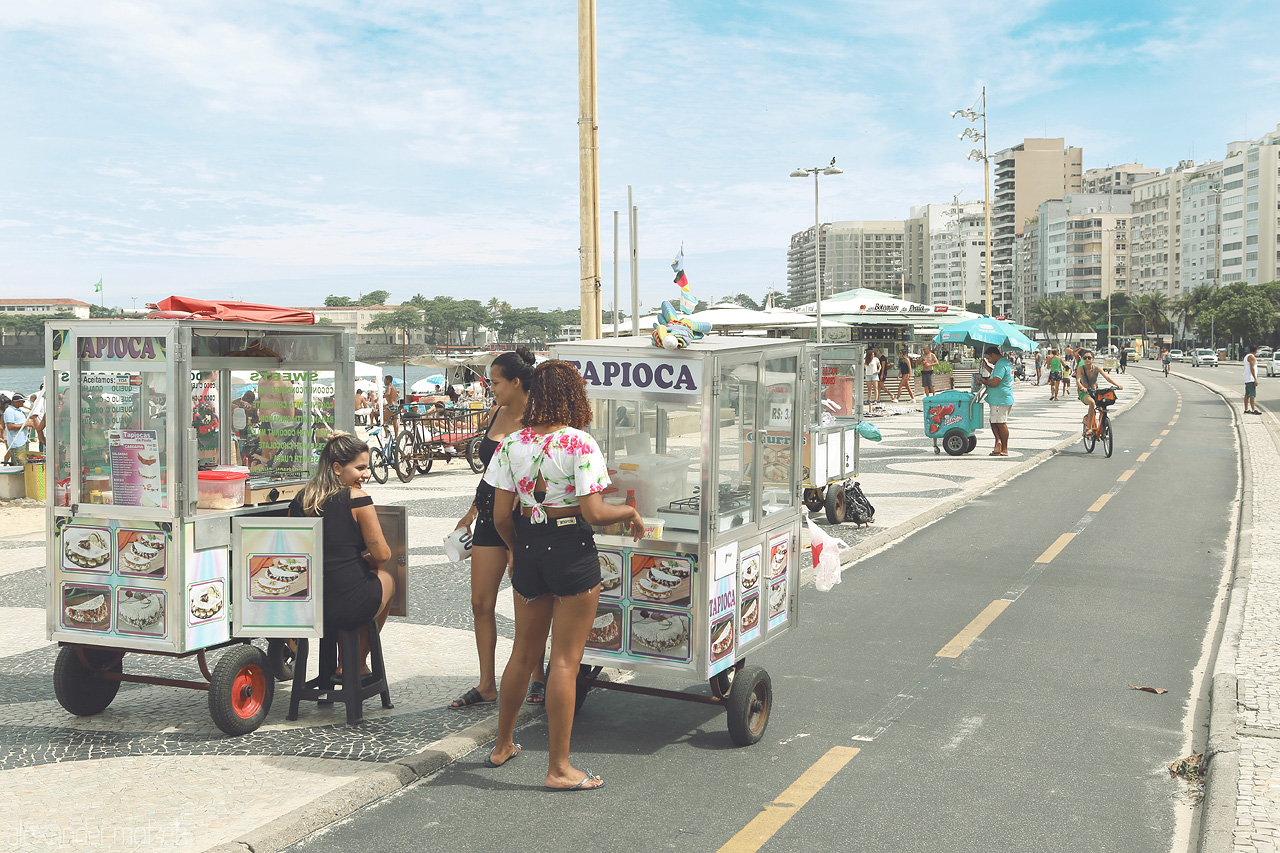 Tapioca Tales Foto von Savor the vibrant street life along Copacabana, Rio de Janeiro, with locals enjoying flavorful tapioca by the bustling beach promenade.