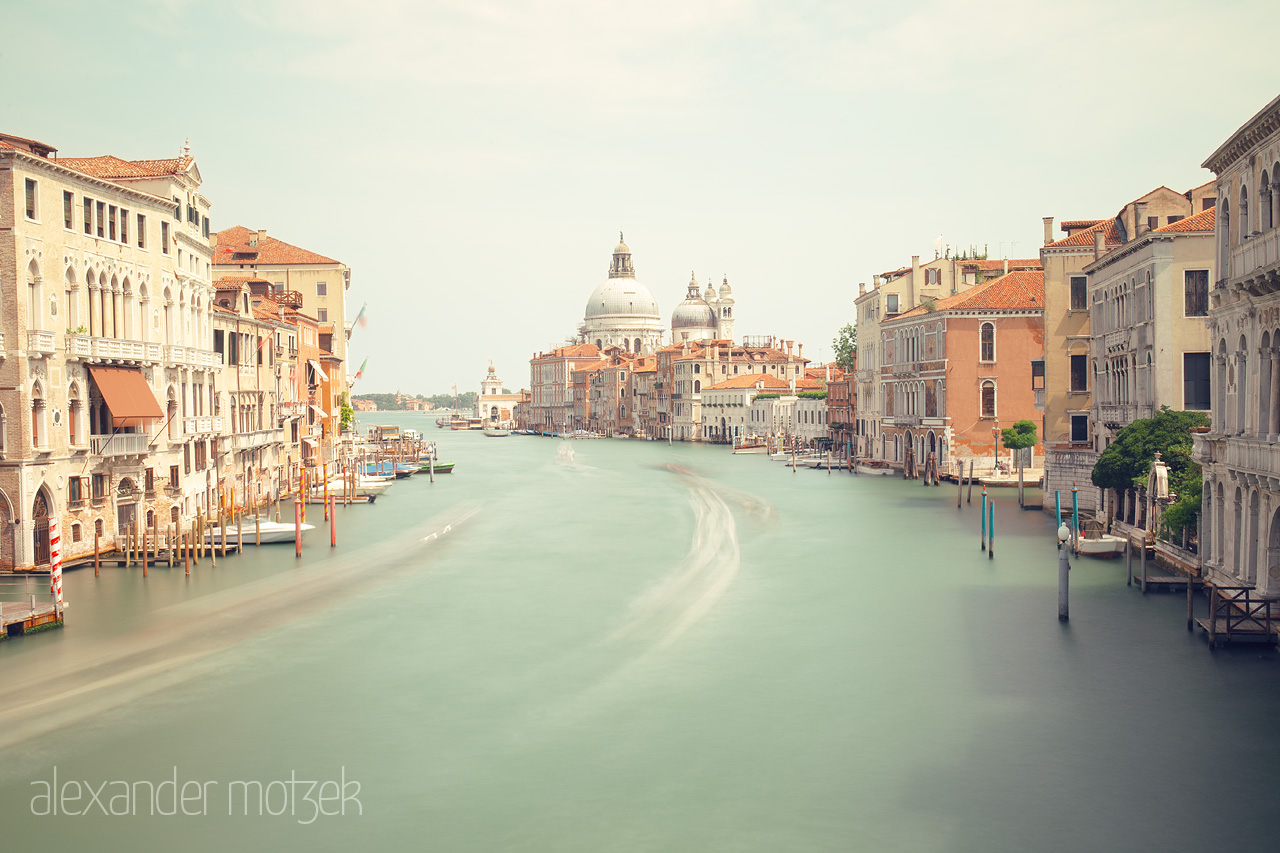 Acqua Alta Artea Foto von Serene view of Venice's Grand Canal with historic architecture and a soft, dreamy atmosphere.