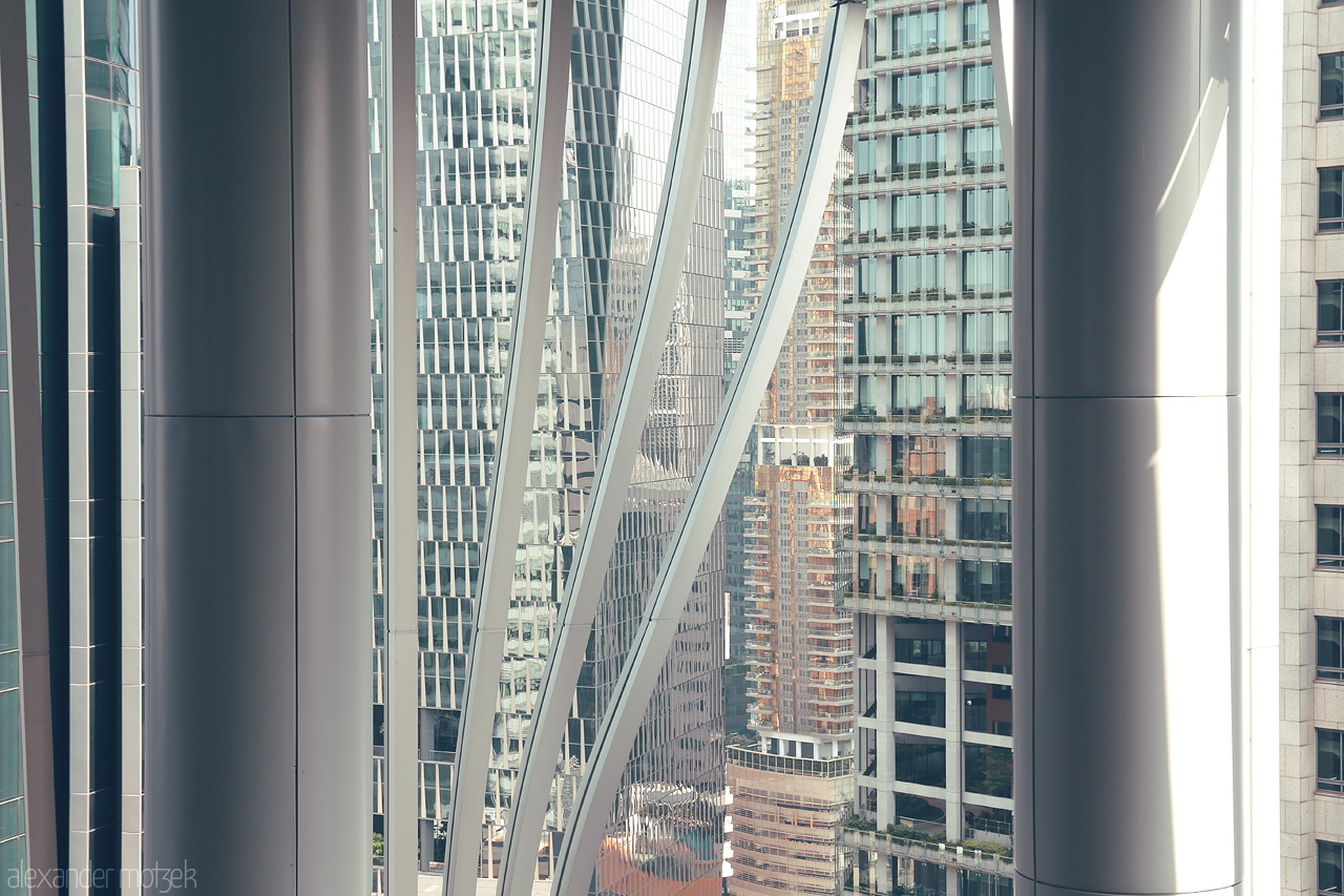 Skyscraper Symphony Foto von A sleek view of Singapore’s modern architecture, where steel giants meet in an elegant urban ballet.