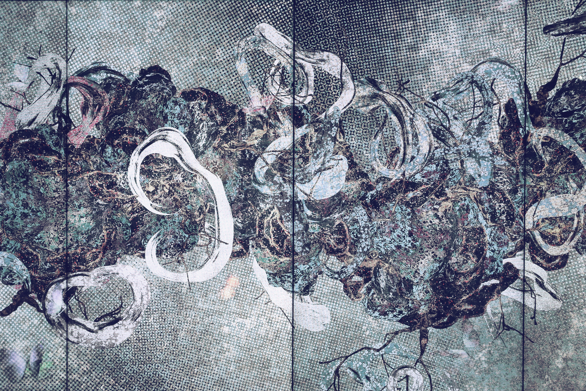 Foto von Abstract mural in Singapore featuring swirling serpentine forms and mosaic textures, echoing the city’s vibrant multicultural pulse.