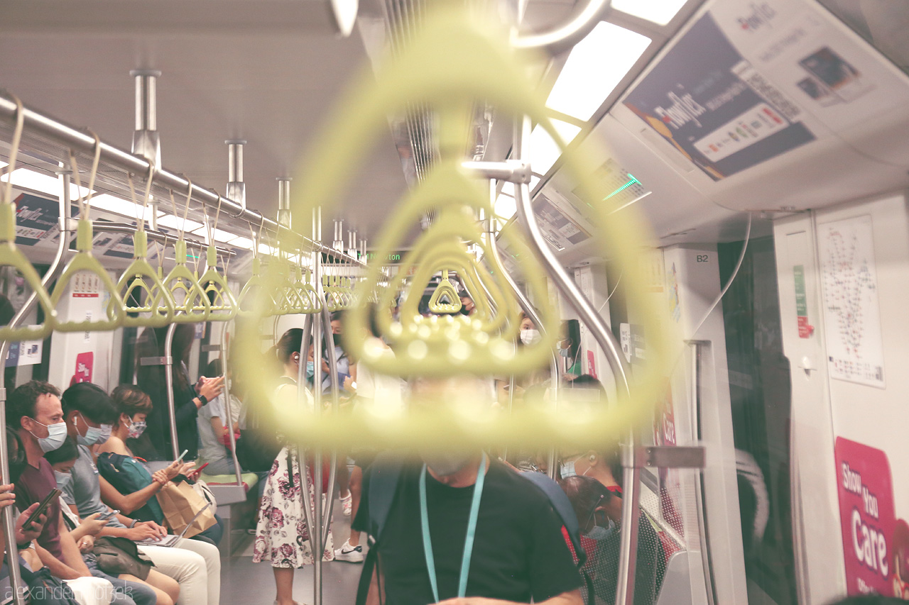 Serenità nel MRT Foto von Experience the calm midst the urban hustle on Singapore's MRT, where design meets daily life and serenity finds its place among commuters.