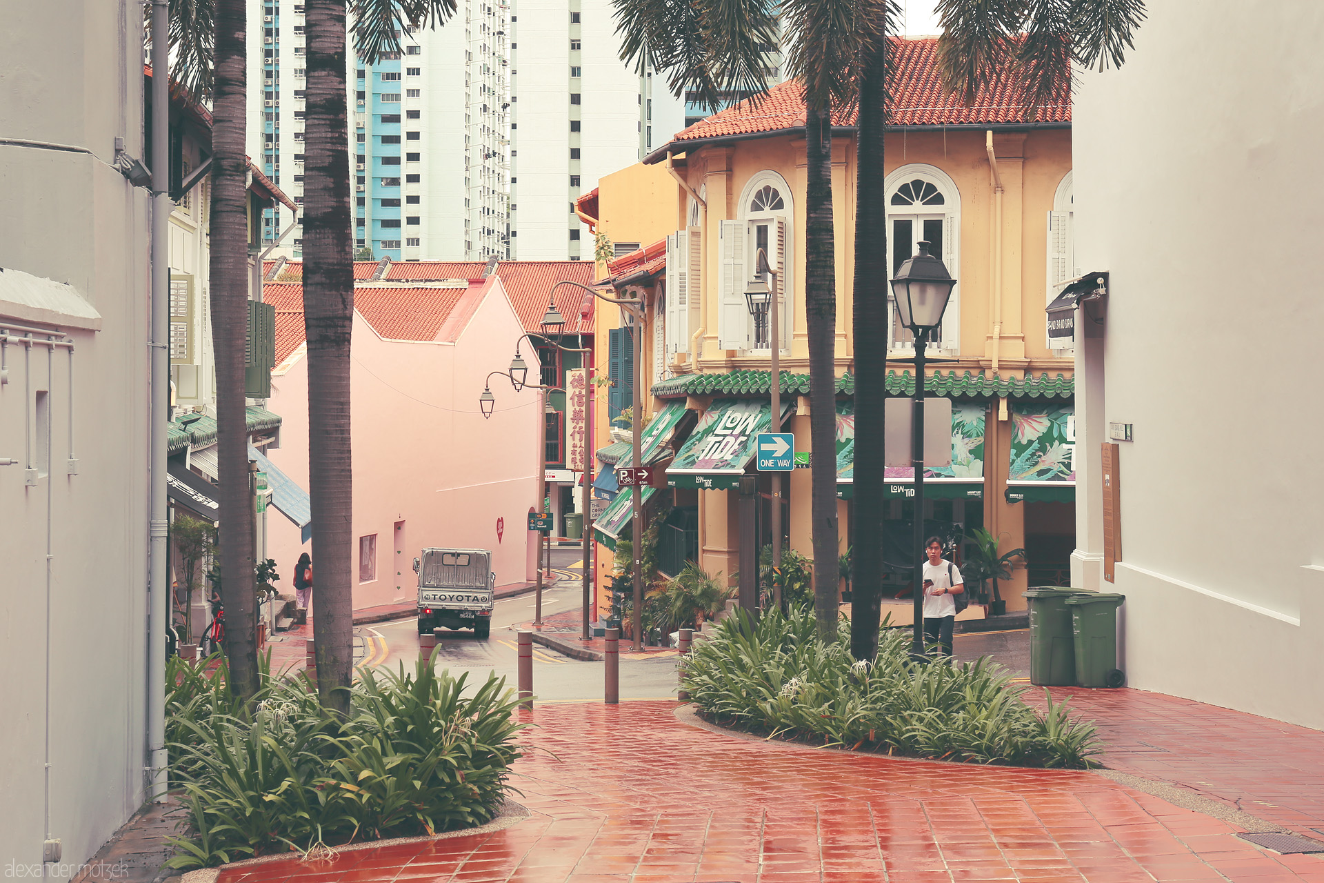 Foto von Shophouse facades and palms meet city towers in Singapore’s vibrant Bugis district, where the old kampong spirit lives on.