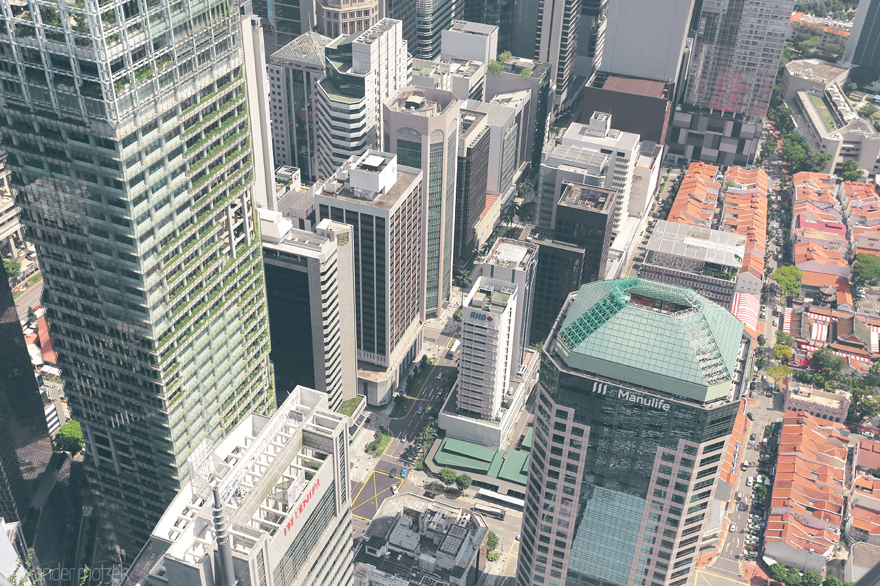 Lion City Heights Foto von Stunning aerial view of Singapore's iconic skyscrapers, blending modernity with vibrant city life below.