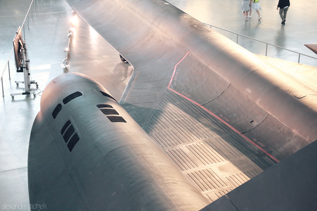 Stealthy Wings of Udvar-Hazy Foto von Sleek curves of a spy plane at the Steven F. Udvar-Hazy Center, showcasing aviation history.