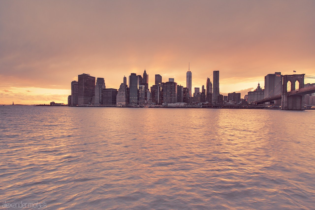 Skyline Sunset Foto von Sonnenuntergang hinter der Skyline von New York