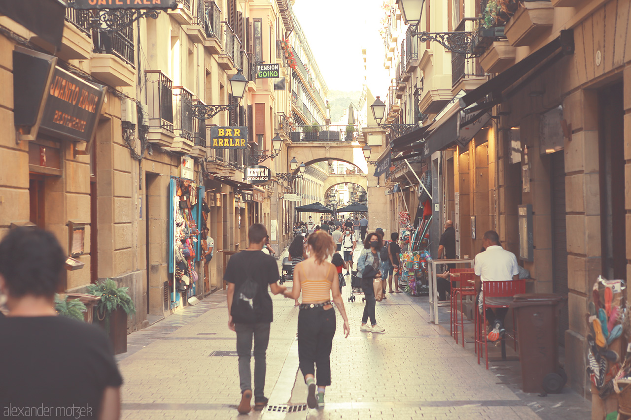 Foto von A warm streetscape in San Sebastián's alluring heart, capturing the tranquil bustle as daylight wanes.