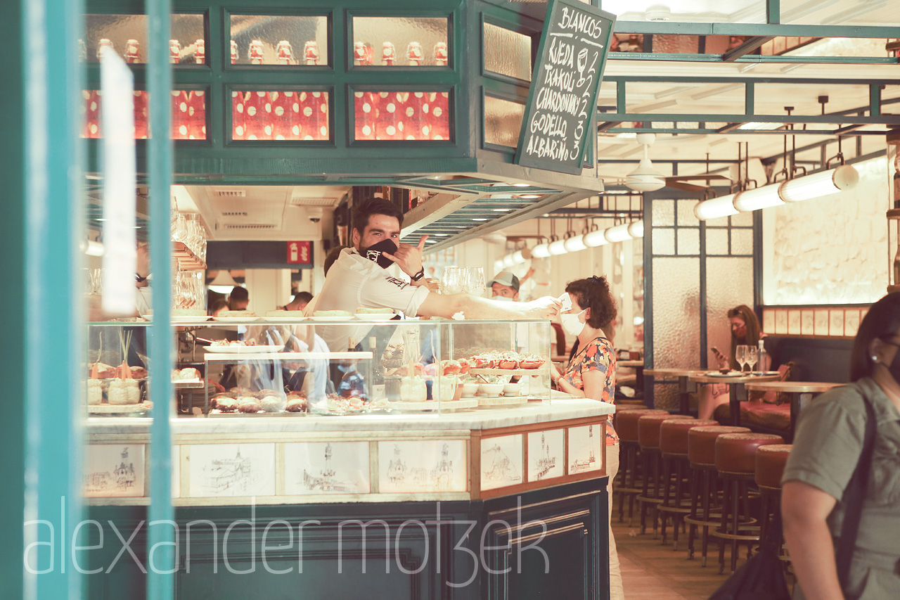 Sabores Vascos Foto von Warm ambiance of a pintxo bar in San Sebastián, capturing culinary vibrance and local flair.