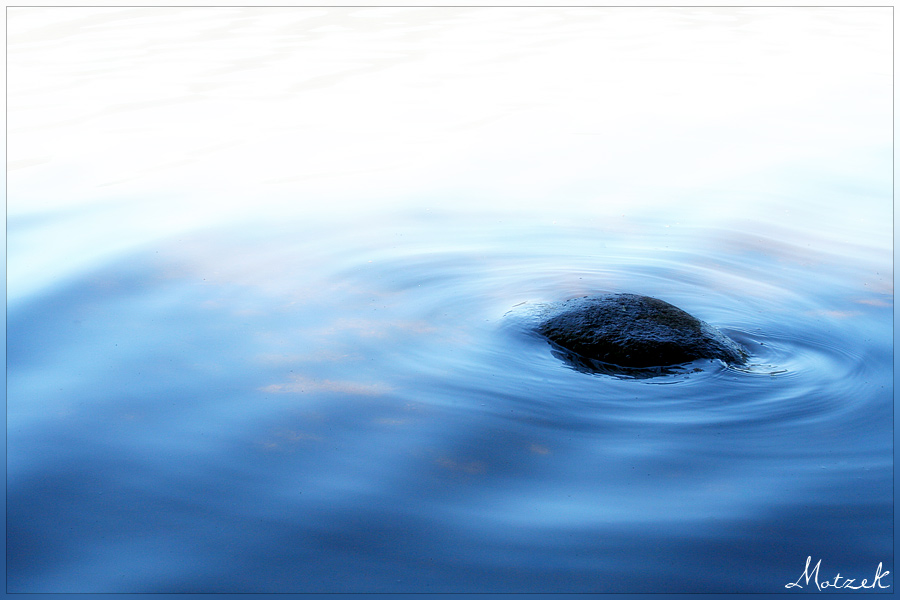 Foto von Stein im Wasser Blau