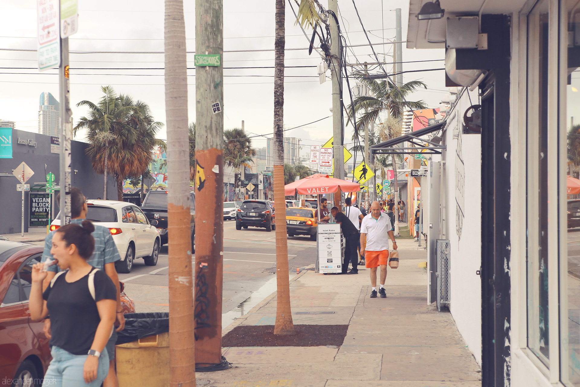 Wynwood Wanderlust Foto von Stroll down eclectic Wynwood, Miami. A bustling street scene with vibrant graffiti and tropical vibes, capturing the city's urban charm.