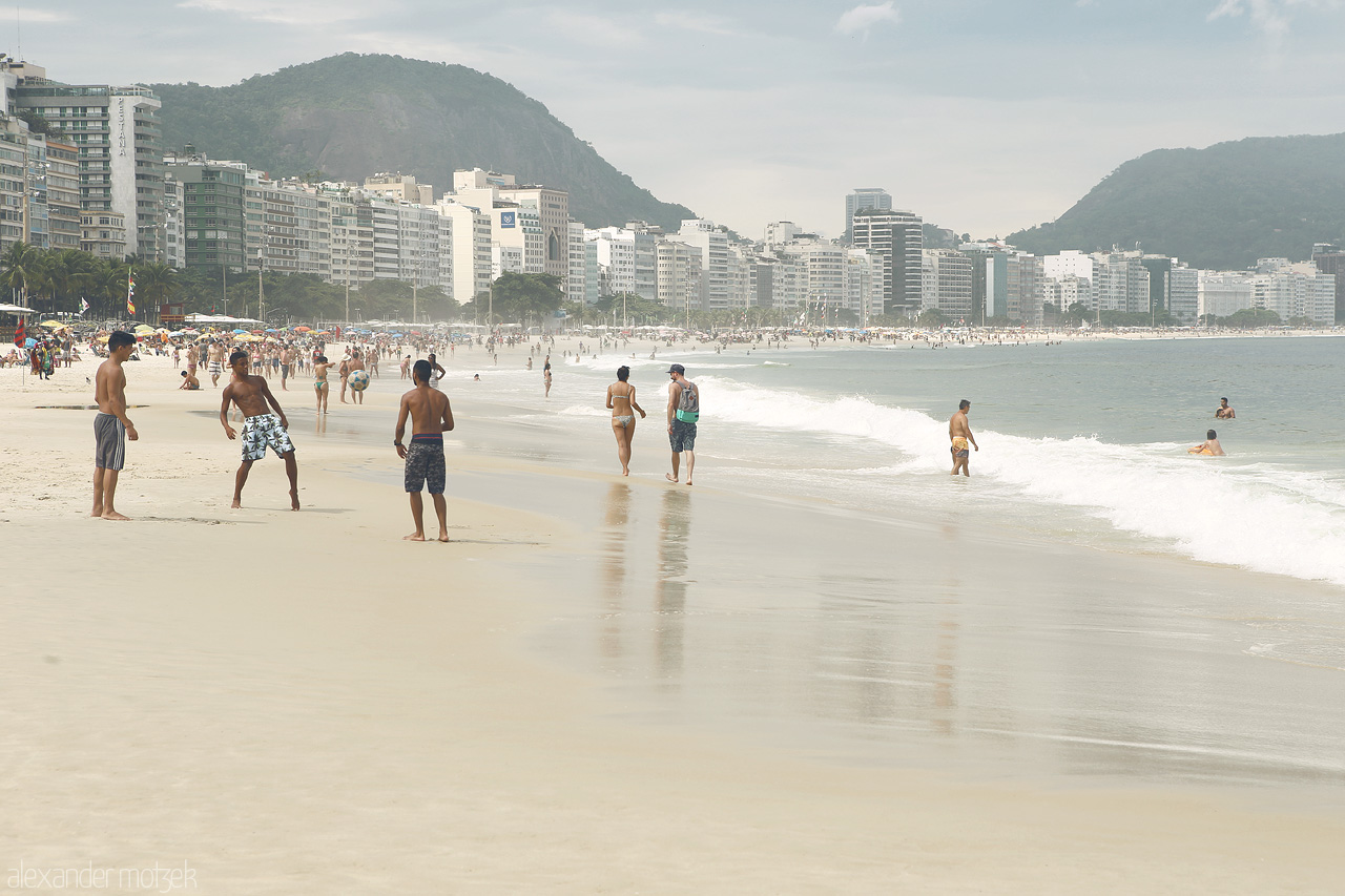 Carioca Reflections Foto von Sun-kissed sands and misty waves grace Rio's iconic Copacabana beach, a lively hub of culture and beauty.
