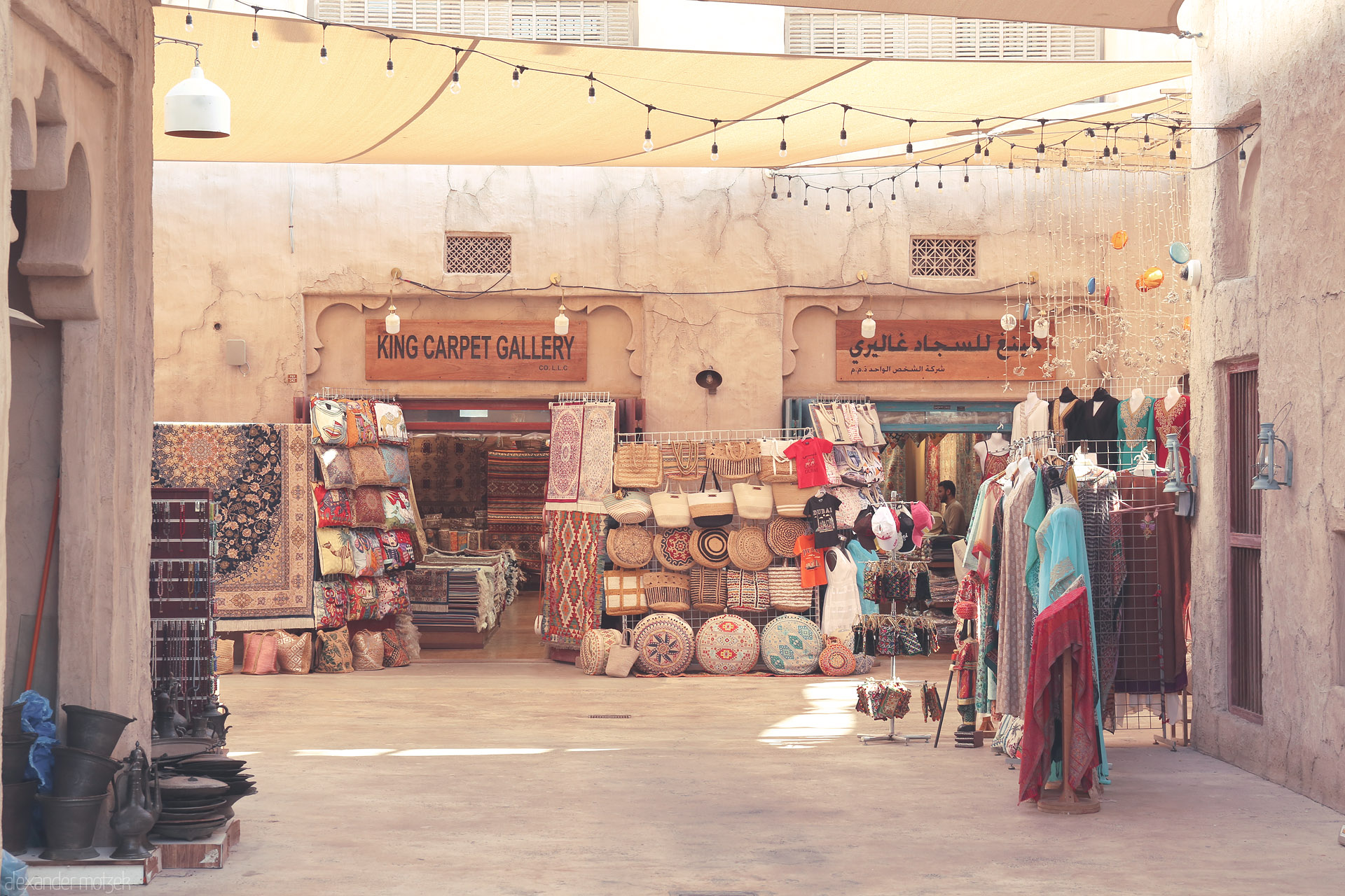 Souk Serenity Foto von Sunlight spills over an old Dubai souk, where carpets, crafts, and colors tell stories in the heart of the Emirates.