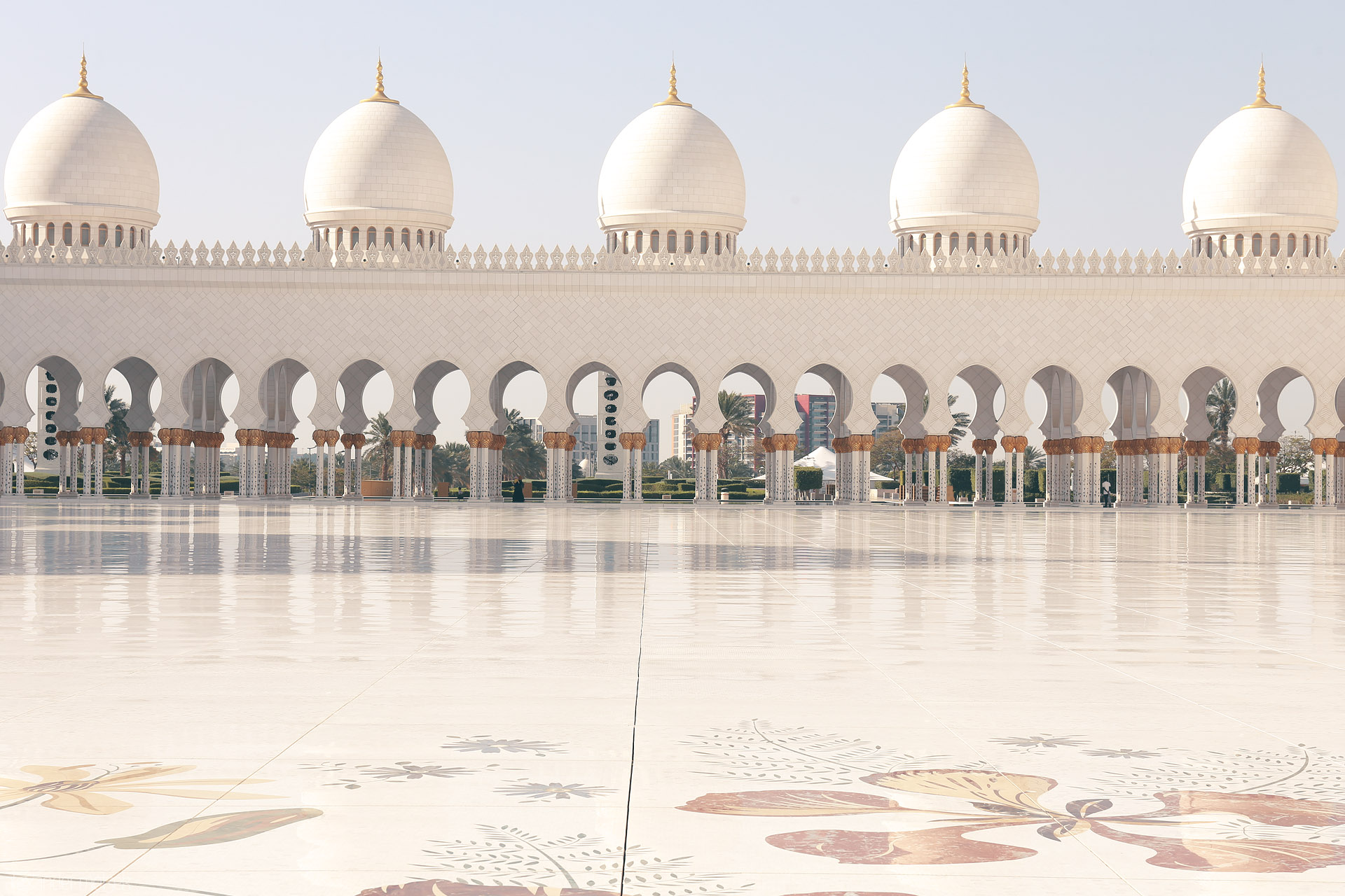 Minarets of Serenity Foto von Sunlit domes and arches of Sheikh Zayed Grand Mosque shimmer in Al Rawdah, Abu Dhabi—a fusion of art, faith, and desert light.