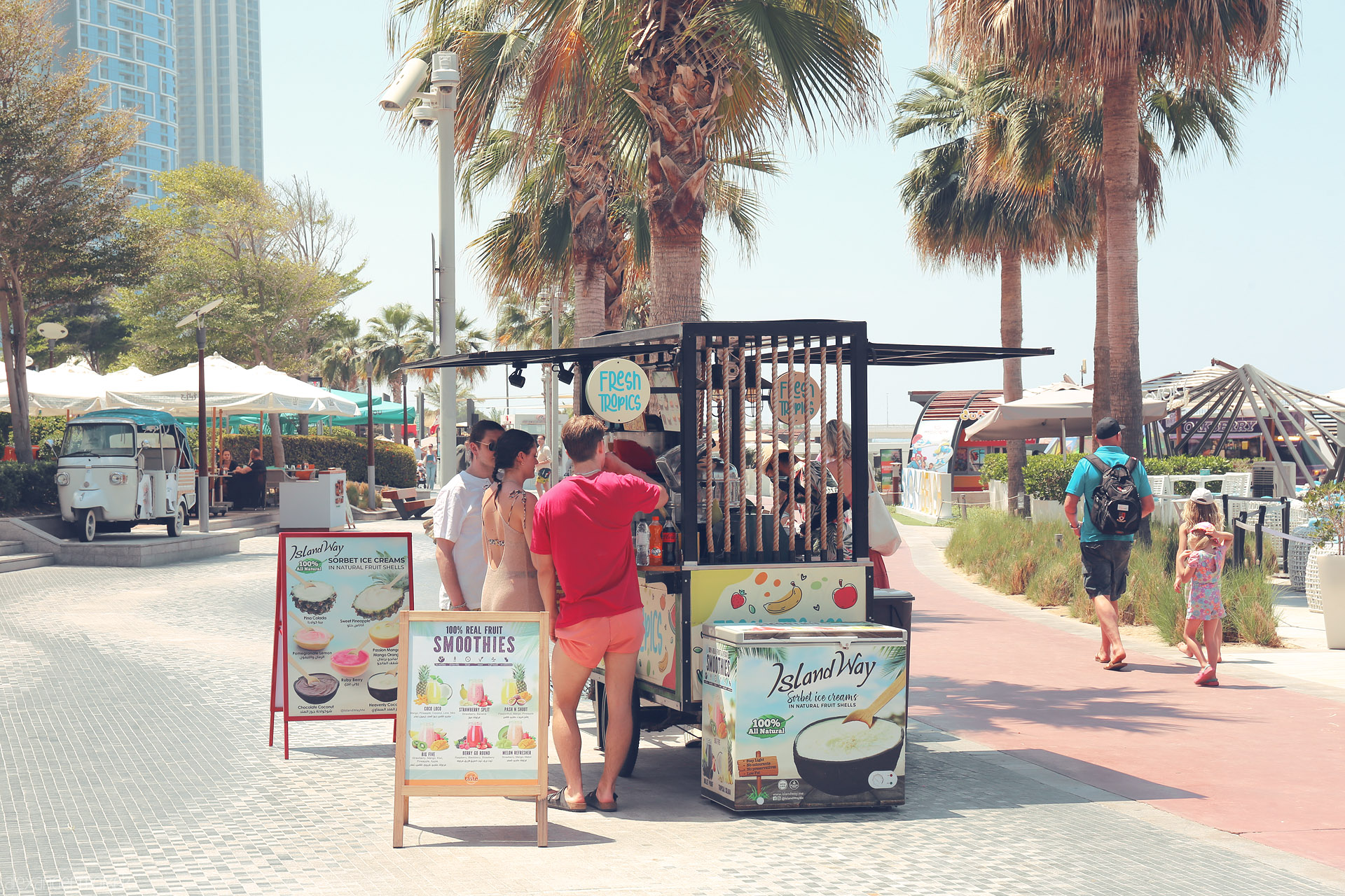 Sands & Smoothies Foto von Sunlit strolls, palm trees, and fresh smoothies—summer joy at a Dubai beachside market, blending modern flair and Gulf warmth.