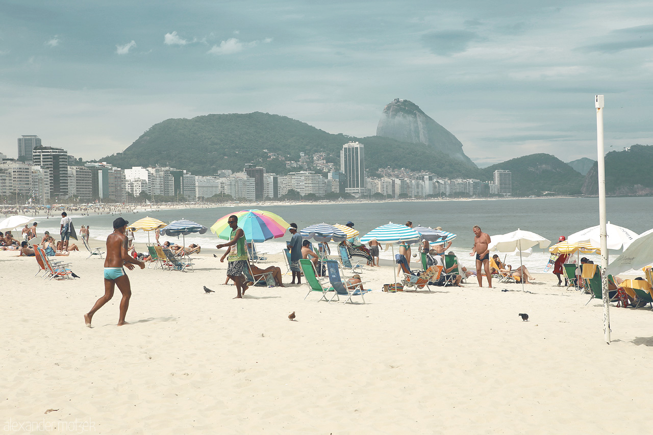 Sand & Samba Foto von Sunny Copacabana beach vibes in Rio, Brazil; Sugarloaf Mountain stands majestically in the background. A colorful glimpse of vibrant city life.