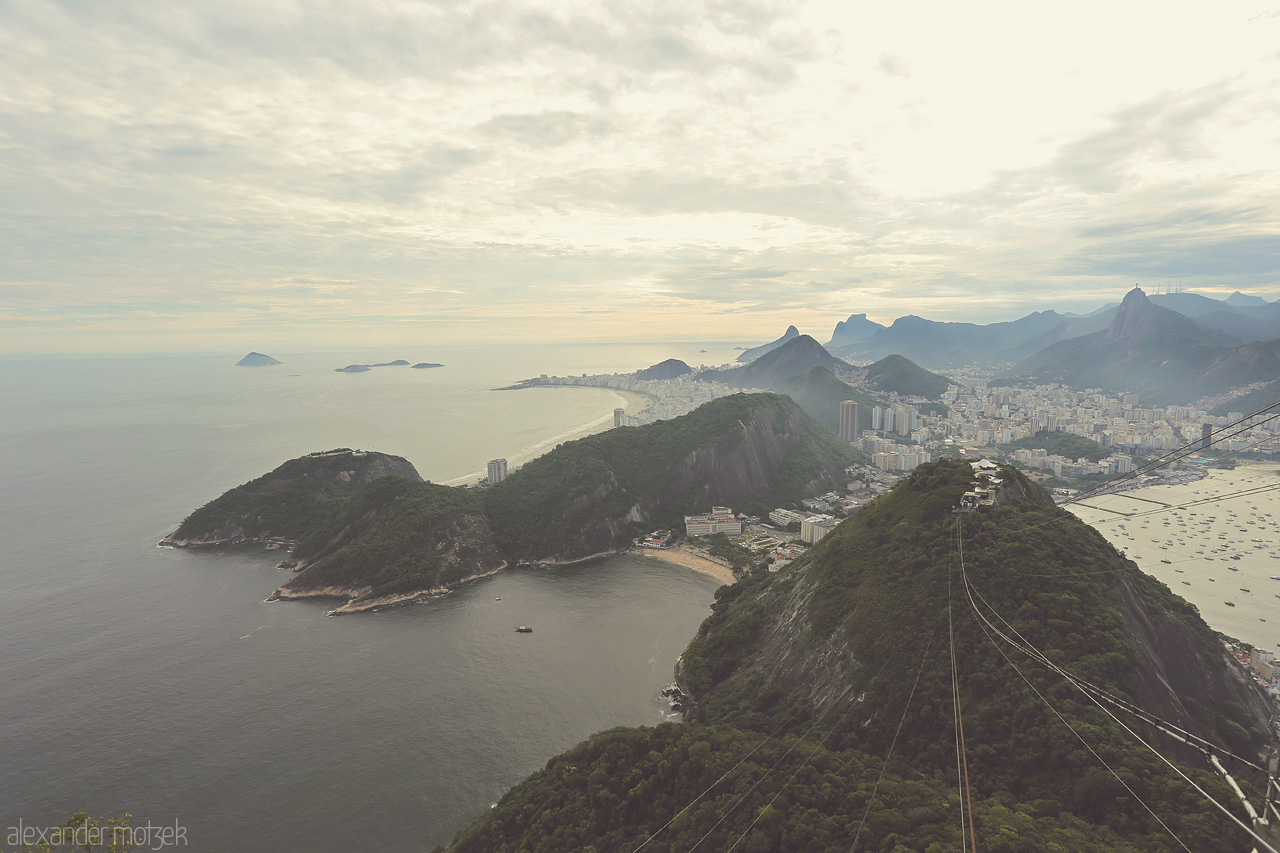 Vista Carioca Foto von Sweeping view of Rio de Janeiro with lush hills and the coastline, capturing the vibrant landscape of Guanabara Bay.