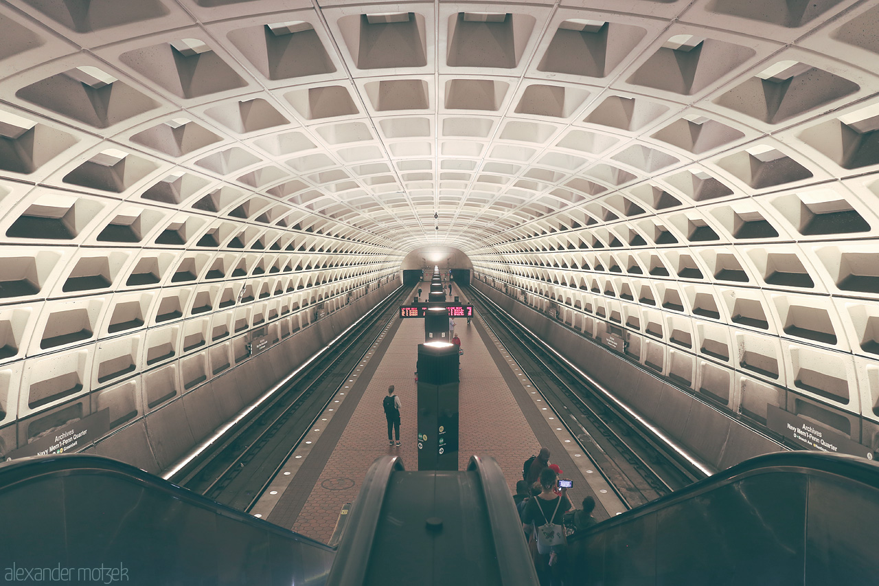 Metro Reverie Foto von Symmetrical lines in Washington D.C.'s metro, capturing its geometric beauty and urban flow.