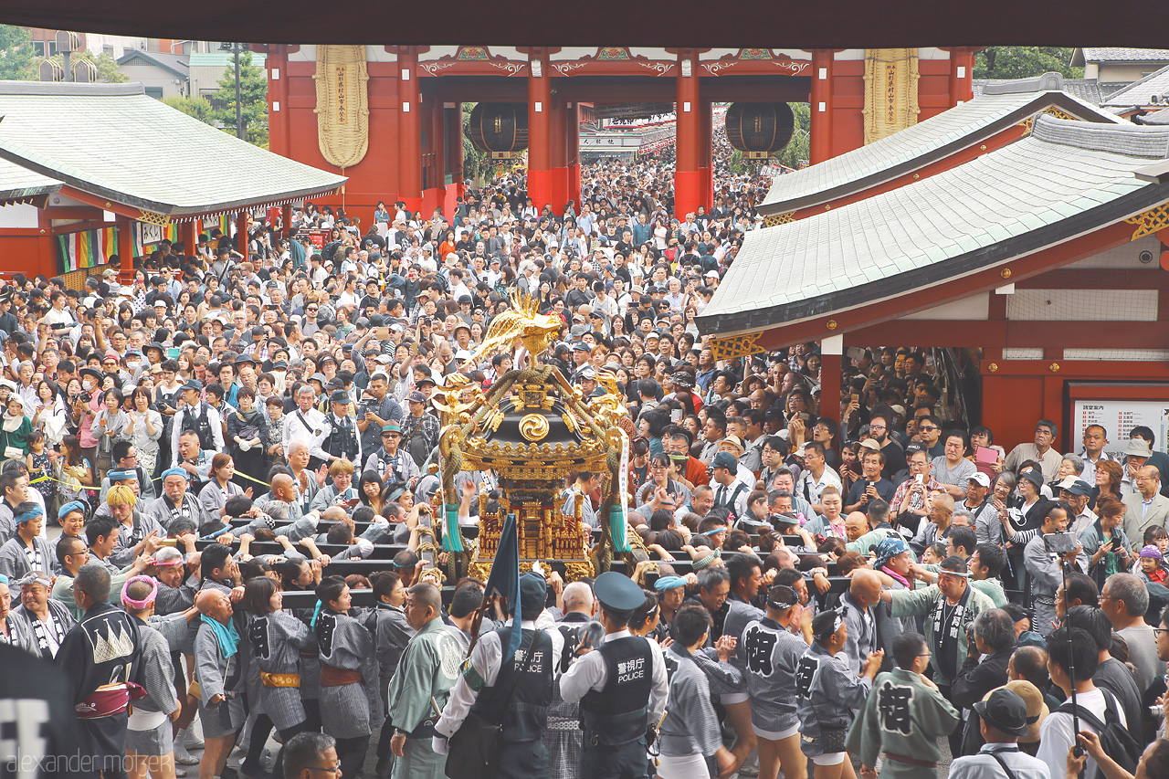 Sanja Matsuri Foto von Tausende Besucher feiern Sanja Matsuri